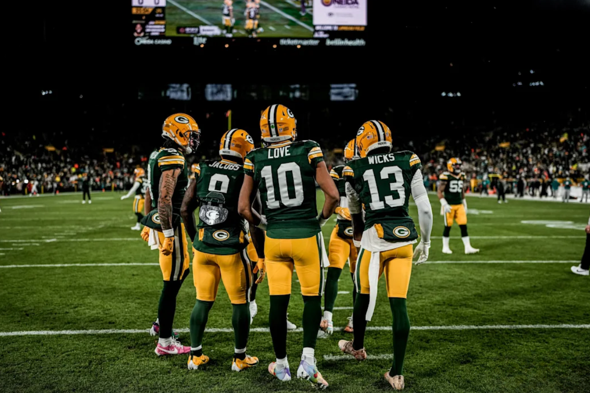 Quarterback do Green Bay Packers é destacado por sua postura discreta, proximidade com os companheiros e liderança dentro do vestiário